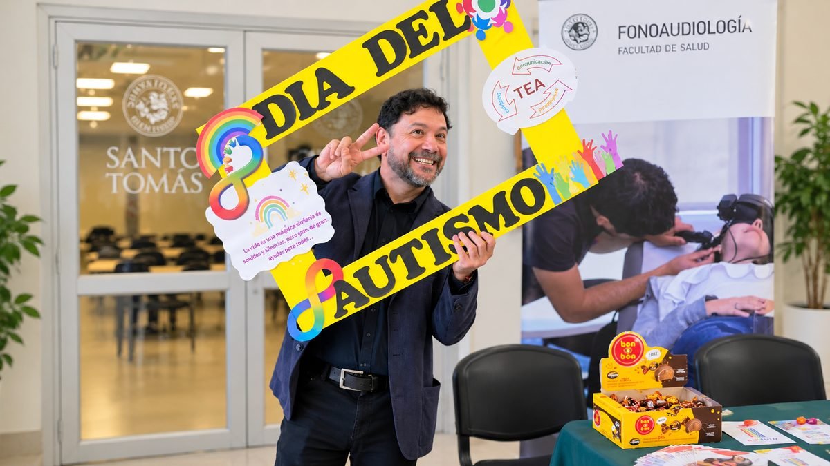 El Dr. Hugo Segura en una celebración del Día del Autismo