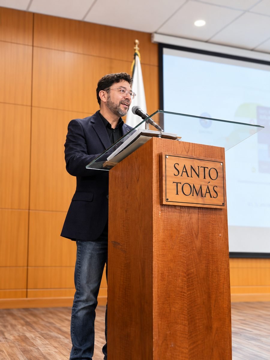 El Dr. Hugo Segura en una conferencia