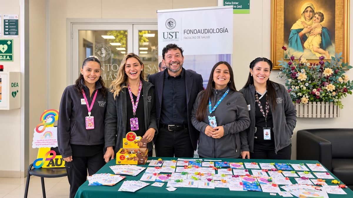 El Dr. Hugo Segura con su equipo de fonoaudiología